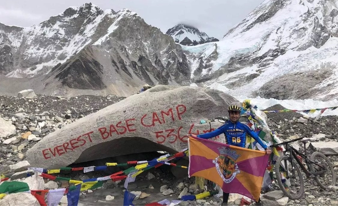 Cyclist Portugal Nanjak Sendirian di Gunung Everest