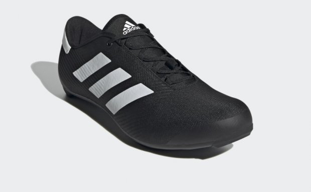Foto sepatu online adidas model baru