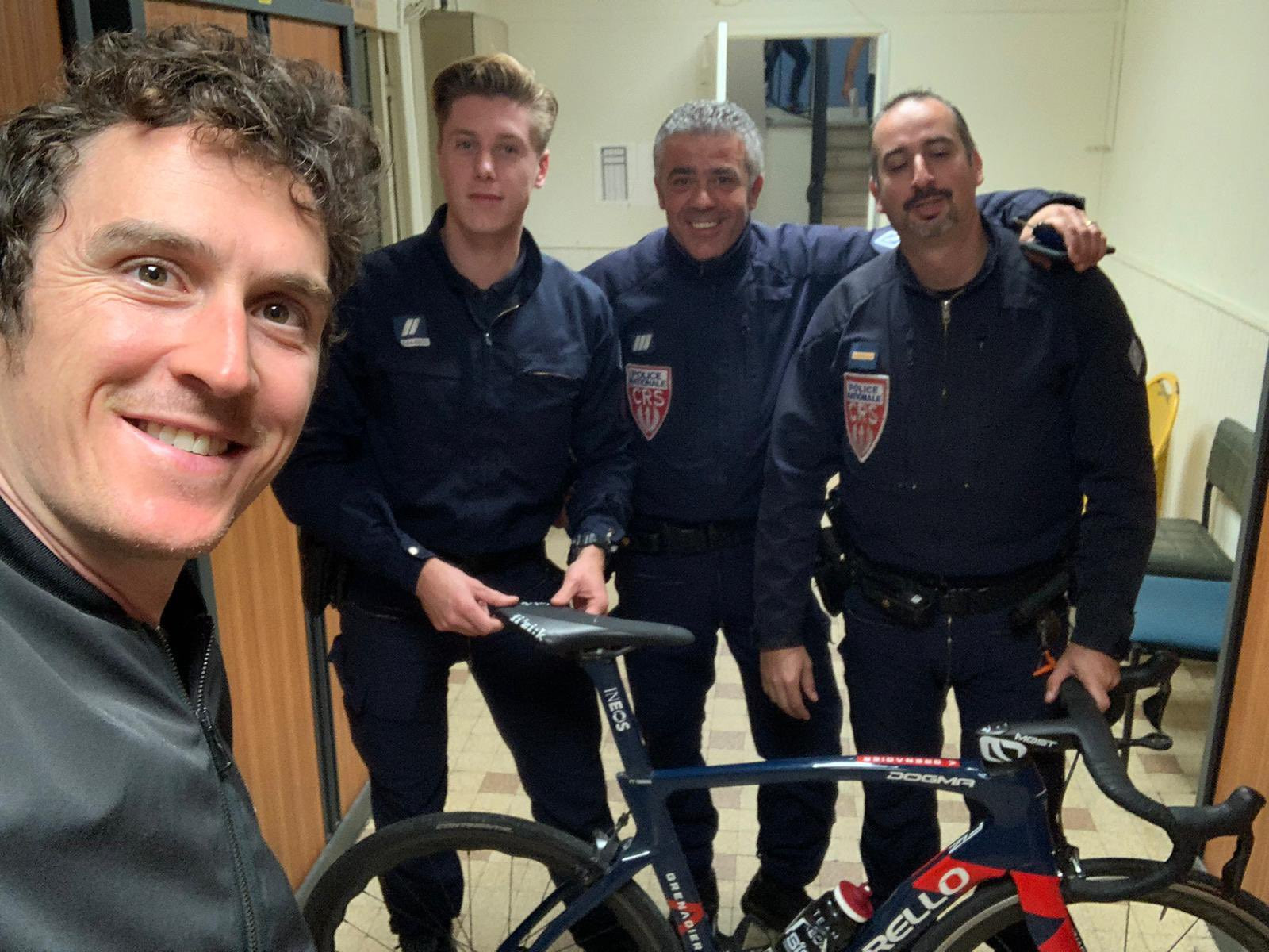 Geraint Thomas selfie bersama polisi dan sepedanya yang sempat hilang