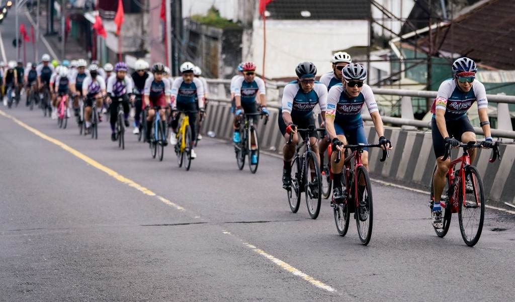 Ratusan Cyclist Gowes Bareng di Launching Jersey Baru Ratjoen CC