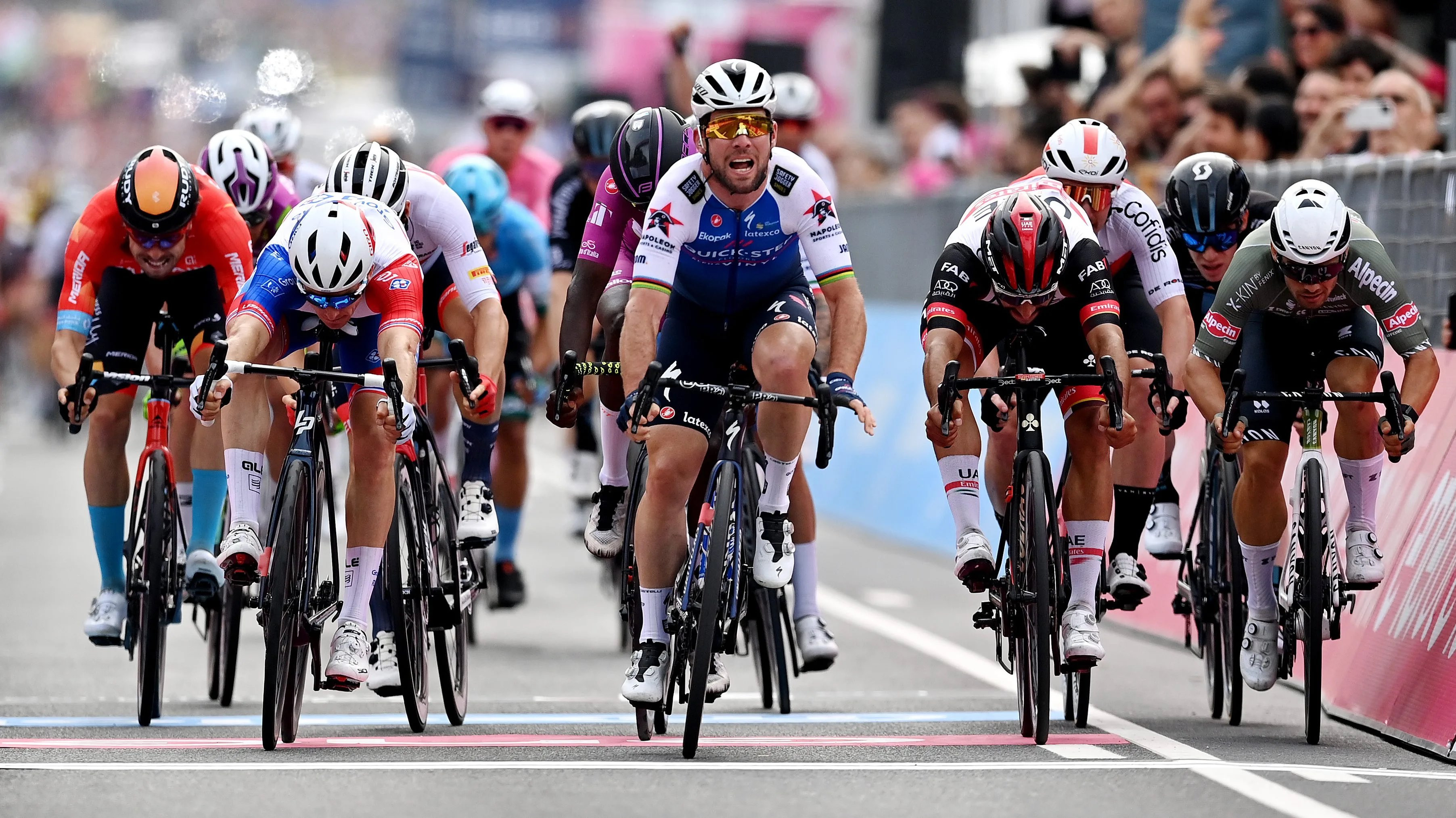 Mark cavendish ketika memenangkan etape 3 Giro d'Italia